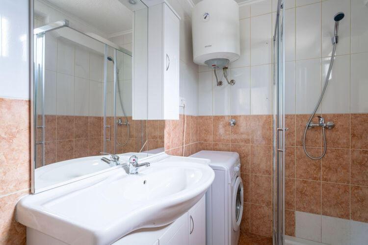 Apartments Nika With Swimming Pool And Beautiful Sea View Dobreć Esterno foto